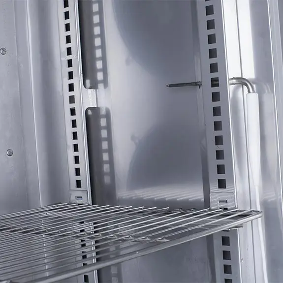 Grilles de l'armoire r&eacute;frig&eacute;r&eacute;e comme support pour les bacs gastro